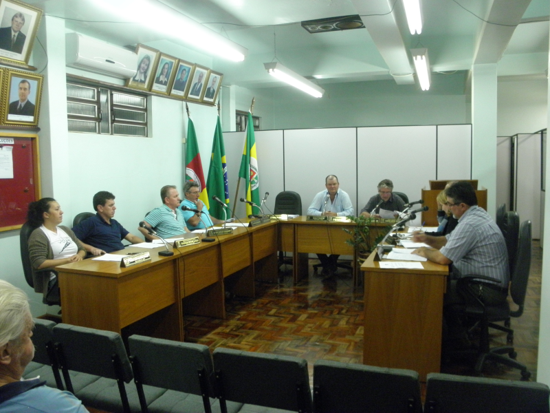 CÂMARA APROVA 2 PROJETOS DE LEI E 5 ESTÃO EM ESTUDO 